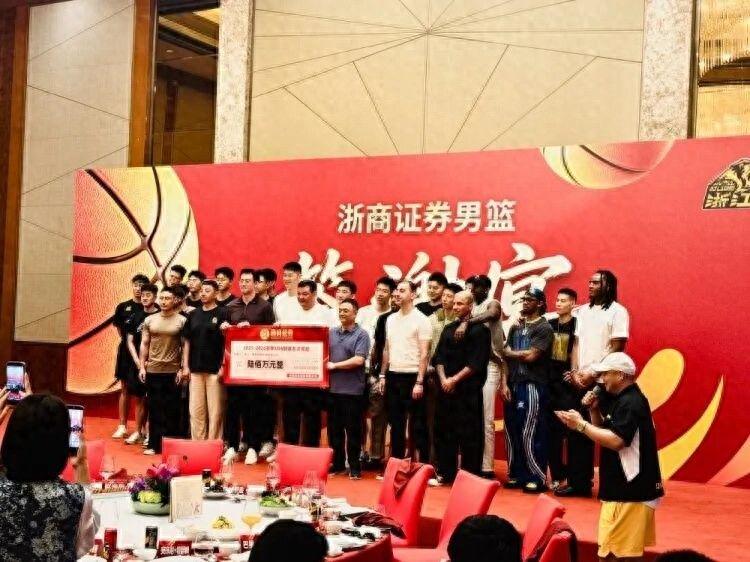 西蒙斯看好勇士得到詹姆斯
