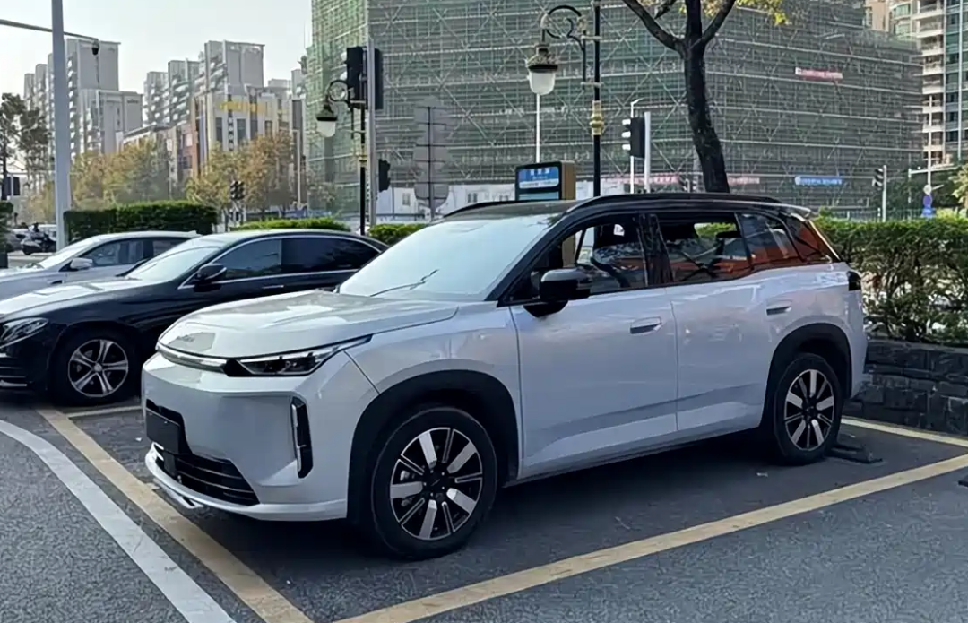 明明季后赛表现更优!为什么詹姆斯续约优先级低于里夫斯